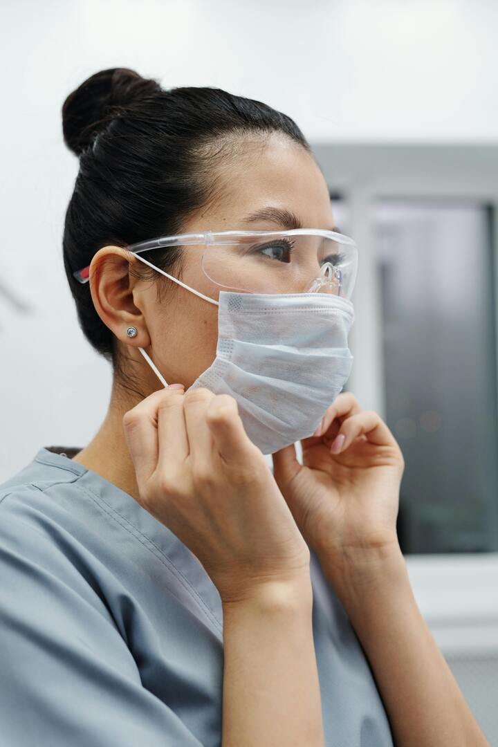 orthodontiste avec masque