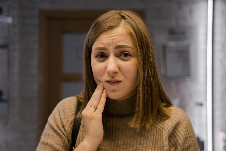 femme qui a mal aux dents