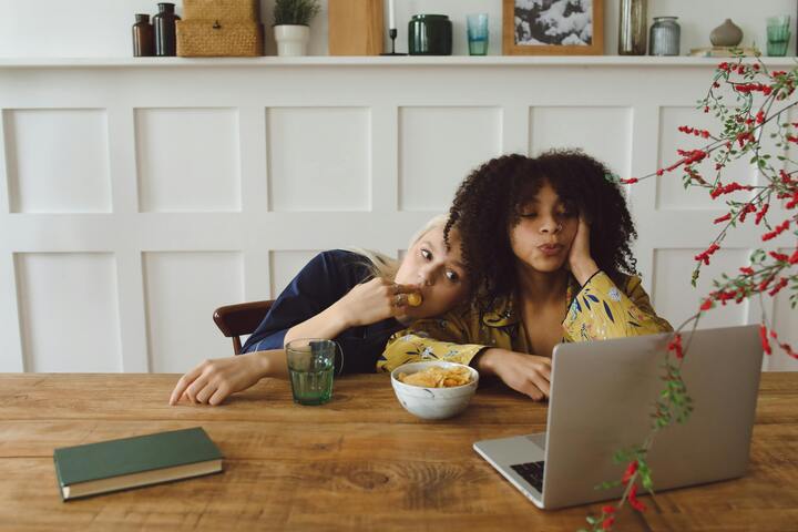 deux femmes qui grignotent