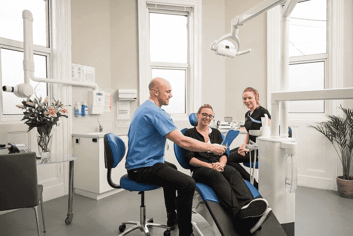 visita dentista mujer sonriendo